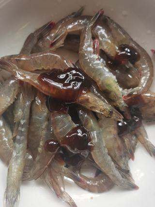 蚝油炒鲜虾的做法步骤:2