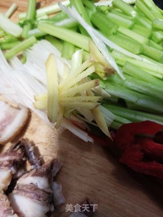 芹菜炒腊肉的做法步骤:3