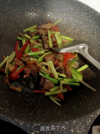 芹菜炒腊肉的做法步骤:9
