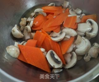 蘑菇炒肉片的做法步骤:2