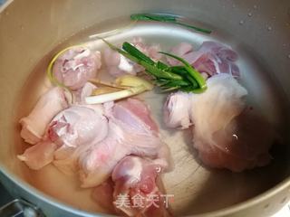 年夜饭新年菜(十三)~火锅底料只需3步秒变港味金汤炖鸡的做法步骤:2