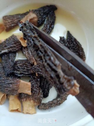 羊肚菌炖大鹅的做法步骤:2