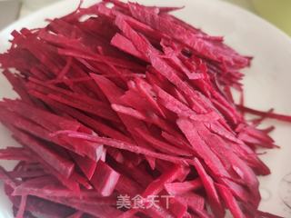 清炒甜菜根的做法步骤:3