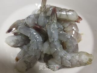 胡萝卜青椒炒虾球的做法步骤:2