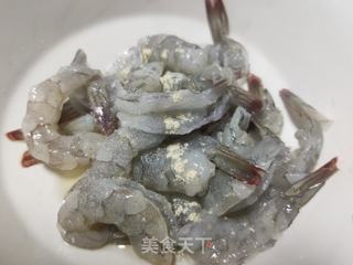 胡萝卜青椒炒虾球的做法步骤:3