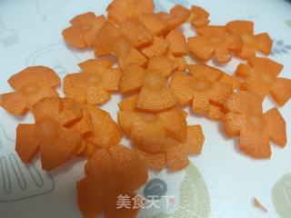 胡萝卜青椒炒虾球的做法步骤:5
