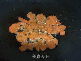 胡萝卜青椒炒虾球的做法步骤:12