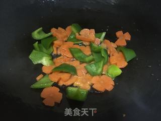 胡萝卜青椒炒虾球的做法步骤:13