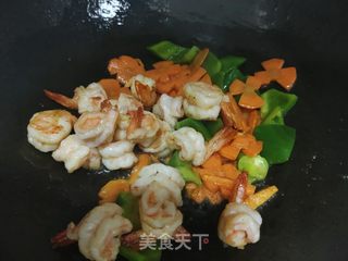 胡萝卜青椒炒虾球的做法步骤:14
