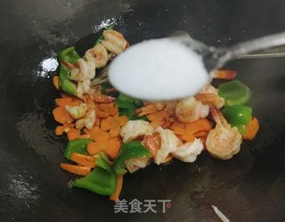 胡萝卜青椒炒虾球的做法步骤:15