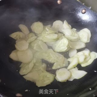 黄瓜炒韭菜的做法步骤：4