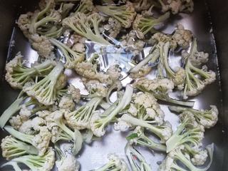 腊肉炒菜花的做法步骤:2