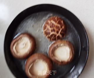 香菇炒白菜叶的做法步骤:2