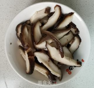 香菇炒白菜叶的做法步骤:7