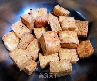 青椒胡萝卜炒油豆腐的做法步骤：5