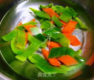 青椒胡萝卜炒油豆腐的做法步骤：7