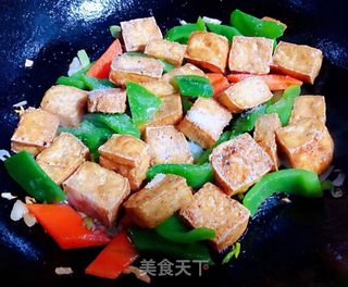 青椒胡萝卜炒油豆腐的做法步骤：10