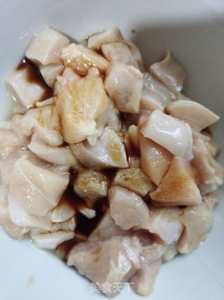 香干火腿炒鸡丁的做法步骤:2