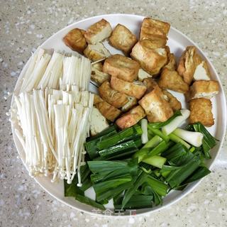 金针菇炖豆腐 的做法步骤:2