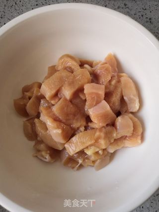 彩椒青碗豆炒鸡丁的做法步骤:2