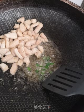 彩椒青碗豆炒鸡丁的做法步骤:7