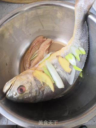 清蒸黄花鱼的做法步骤:2