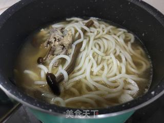 香菇鸡汤面的做法步骤:5