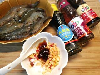 新年年夜饭菜谱(十五)蒜蓉粉丝蒸大虾的做法步骤:2