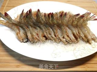 新年年夜饭菜谱(十五)蒜蓉粉丝蒸大虾的做法步骤:4