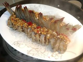 新年年夜饭菜谱(十五)蒜蓉粉丝蒸大虾的做法步骤:5
