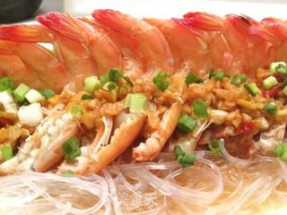 新年年夜饭菜谱(十五)蒜蓉粉丝蒸大虾的做法步骤:7