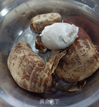 红糖藕粉芋头羹的做法步骤：2