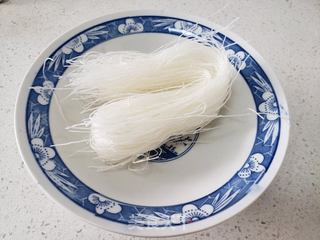 白菜拌粉丝的做法步骤:2