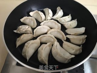 白菜小葱猪肉水煎饺的做法步骤：12