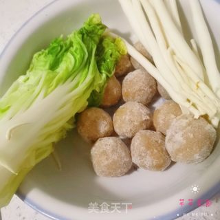 白菜海鲜菇牛肉丸汤的做法步骤：1