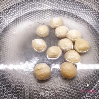 白菜海鲜菇牛肉丸汤的做法步骤：3