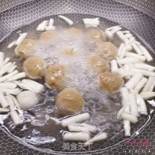 白菜海鲜菇牛肉丸汤的做法步骤：4