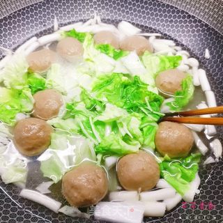 白菜海鲜菇牛肉丸汤的做法步骤：5