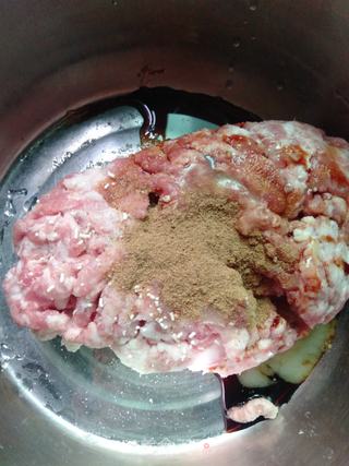 双色肉丸汤的做法步骤:2