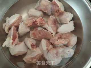 土豆胡萝卜炖鸡腿的做法步骤：1