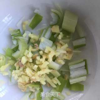 西芹炒腊肠的做法步骤:3