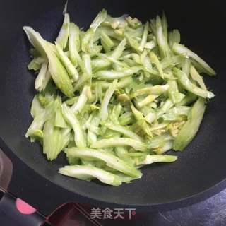 西芹炒腊肠的做法步骤:7