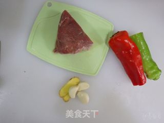 双椒小炒牛肉❤️肉嫩有技巧❗️年夜饭宴客菜的做法步骤：1