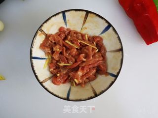 双椒小炒牛肉❤️肉嫩有技巧❗️年夜饭宴客菜的做法步骤：4