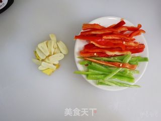 双椒小炒牛肉❤️肉嫩有技巧❗️年夜饭宴客菜的做法步骤：5