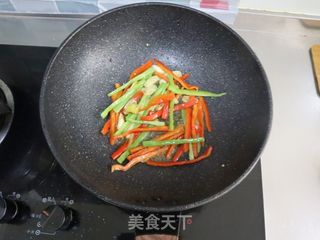 双椒小炒牛肉❤️肉嫩有技巧❗️年夜饭宴客菜的做法步骤:8