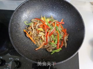 双椒小炒牛肉❤️肉嫩有技巧❗️年夜饭宴客菜的做法步骤:9