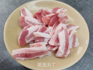 杏鲍菇青椒炒肉的做法步骤：2