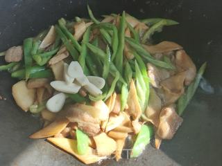 杏鲍菇青椒炒肉的做法步骤:13