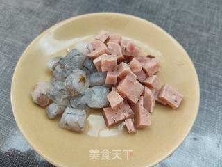 虾仁香肠什锦炒饭的做法步骤:2